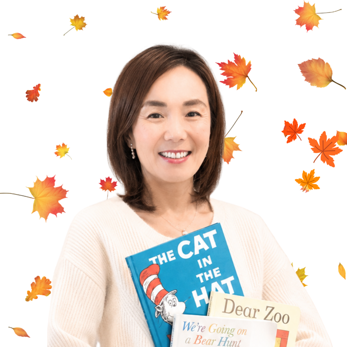 絵本を抱えてほほえむトコさん